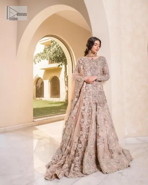 Let your nikah outfit do the talking. An elegant rhyme to tradition, this short shirt and lehenga create aesthetical magic