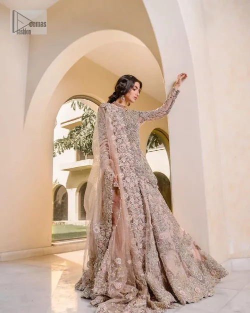 Let your nikah outfit do the talking. An elegant rhyme to tradition, this short shirt and lehenga create aesthetical magic