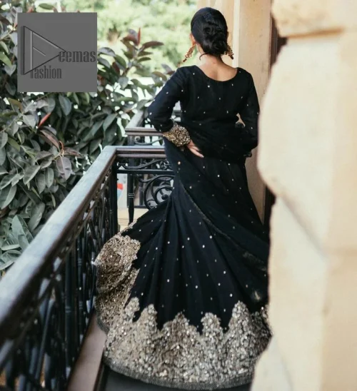 She wears a black colour as her wedding dress and looked stunning on her party event. DeemasFashion presents this outfit
