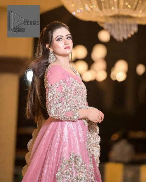 DeemasFashion presents this wedding outfit which is an embellished masterpiece that wins everyone’s hearts at the very first glance with