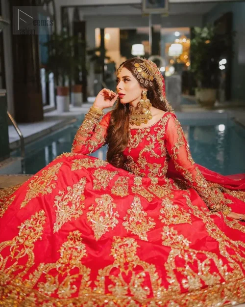 It's made of golden embroidery which involves tilla, dabka, kora and Kundan to make you look amazing and feel great.