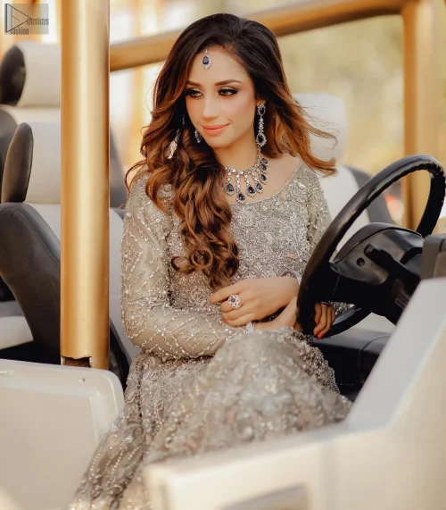 Crafted from luxurious organza, the round neckline completes this divine ensemble, leaving you feeling like royalty on your special day.