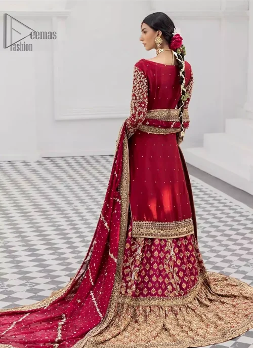 Step into the hall, captivate every eye and let the audience make room for the beauty in red. This attire