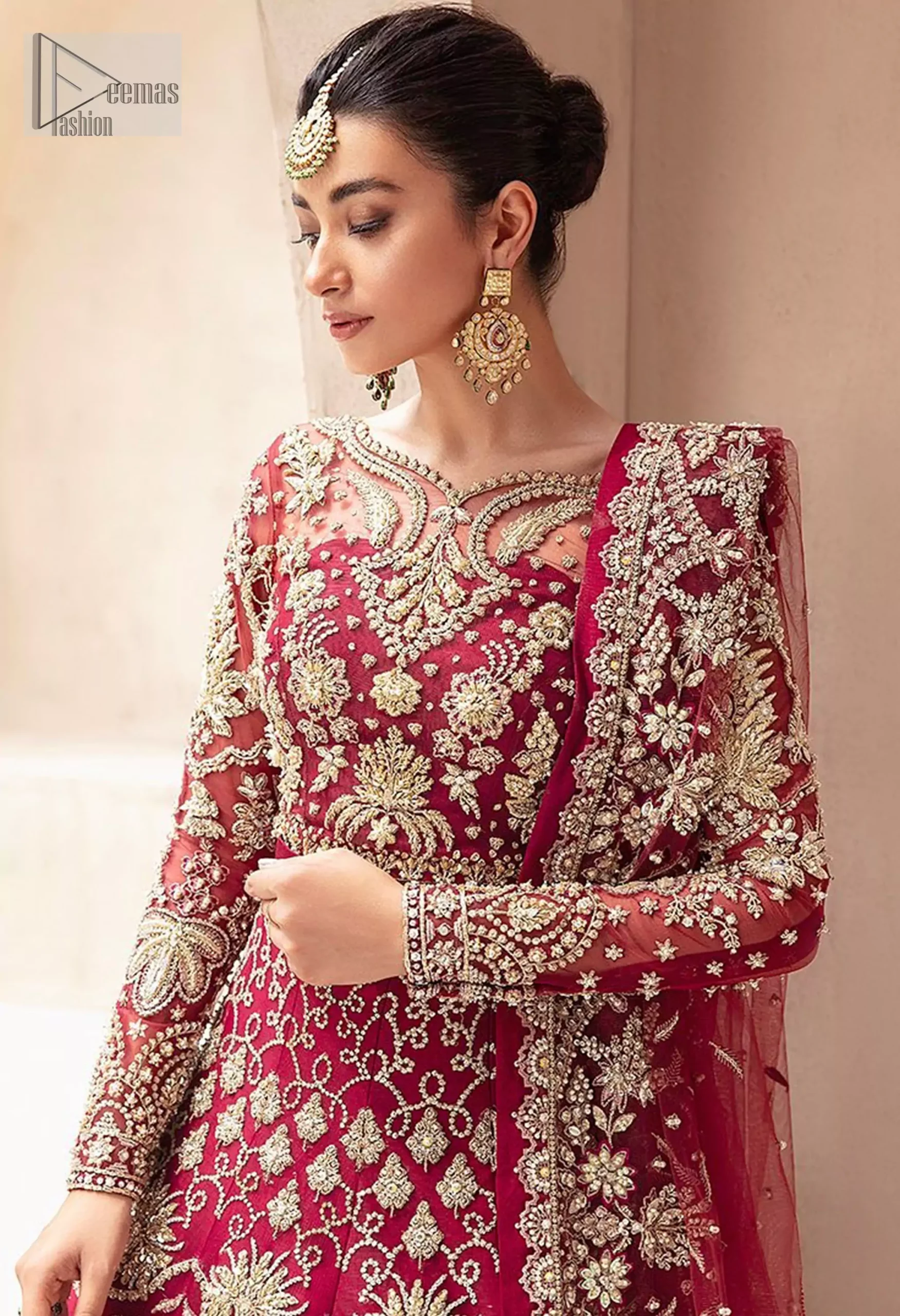 The net and organza fabrics flow effortlessly, while the scalloped dupatta completes the look with ethereal charm.