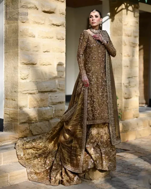 Farshi Lehenga Bottom: High-definition view of the heavily embroidered farshi lehenga hemline, a hallmark of traditional South Asian bridal royalty.