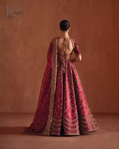 Organza Dupatta Motifs: Detailed view of the deep fuchsia organza dupatta featuring scattered tiny floral motifs and delicate sequins.