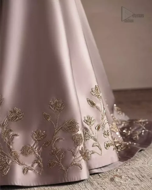 Complete with a soft, flowing net dupatta.